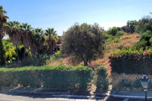 South-facing Plot of 1,525m² in Atalaya del Río Verde