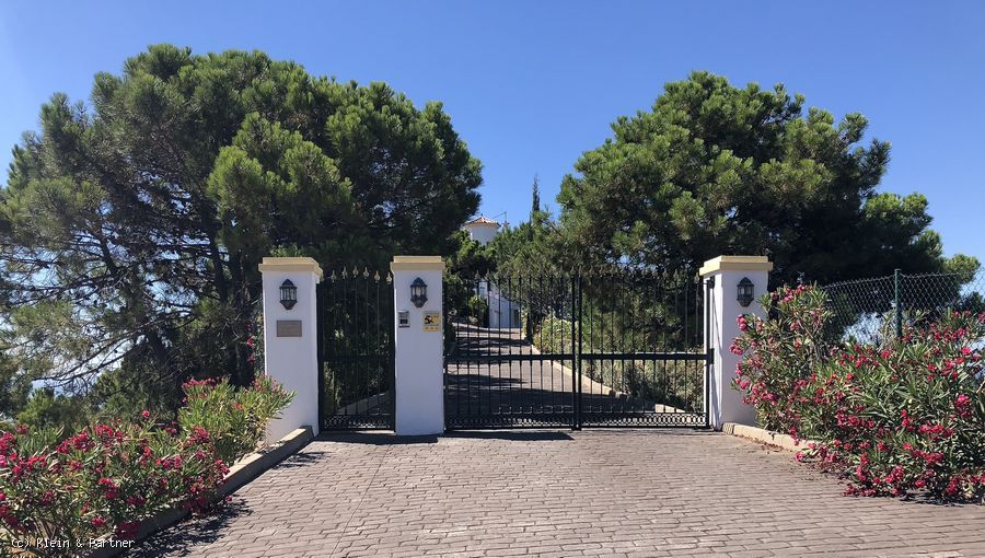 Villa with Superb Sea Views in Los Reales, Sierra Estepona