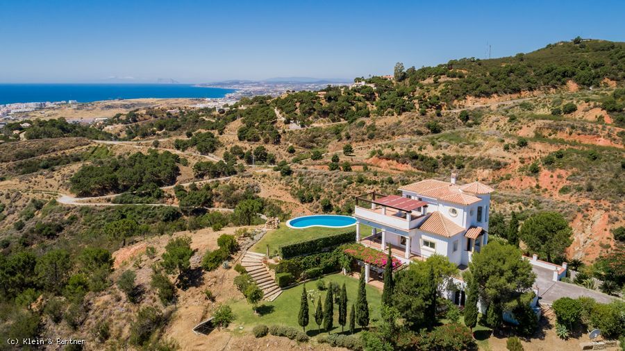 Villa with Superb Sea Views in Los Reales, Sierra Estepona