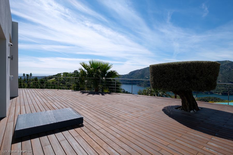 5 Bedroom Lakeside Villa with Stunning Views