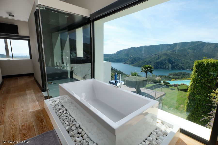 5 Bedroom Lakeside Villa with Stunning Views